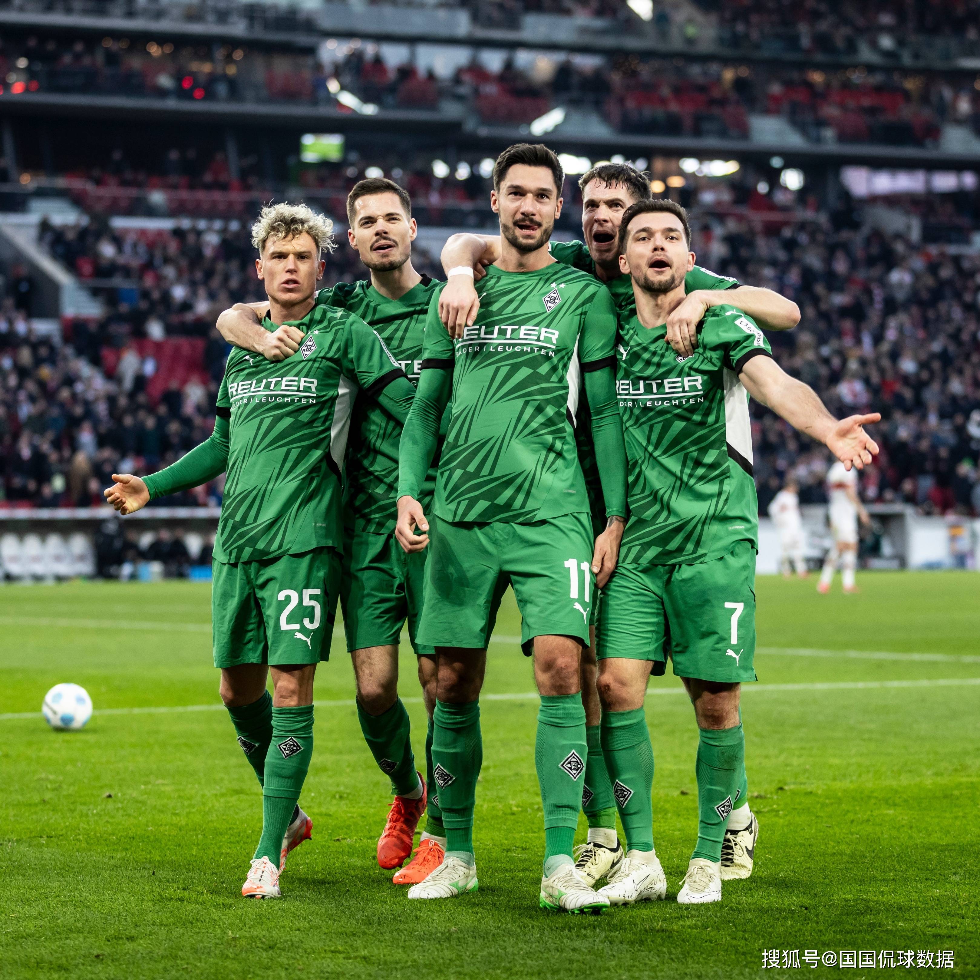 门兴格拉德巴赫主场击败沙尔克04，升至积分榜首